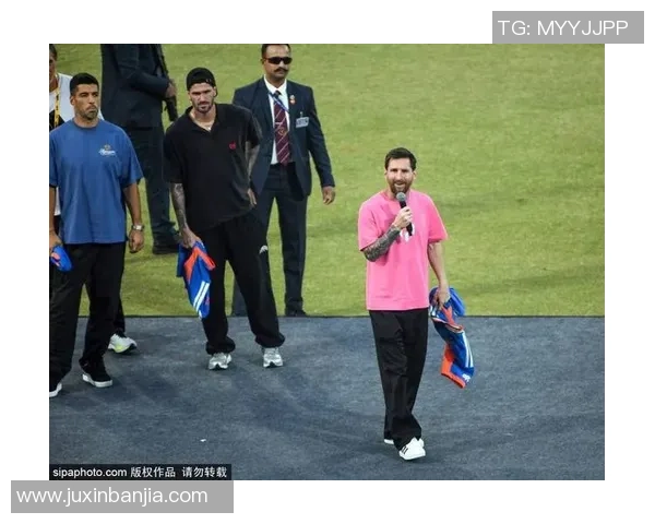 足球明星进场时背包揭秘视频引发热议球迷热情高涨